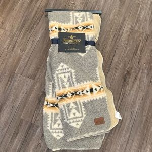 Pendleton CrossRoads Southwest Aztec Sherpa Throw